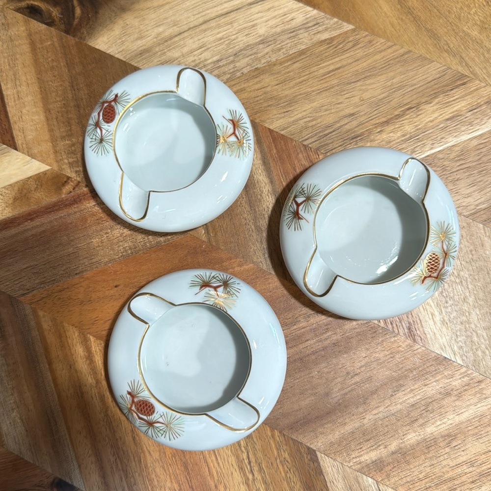 VTG Hand painted-made in Japan Fukagawa Arita Pinecone porcelain